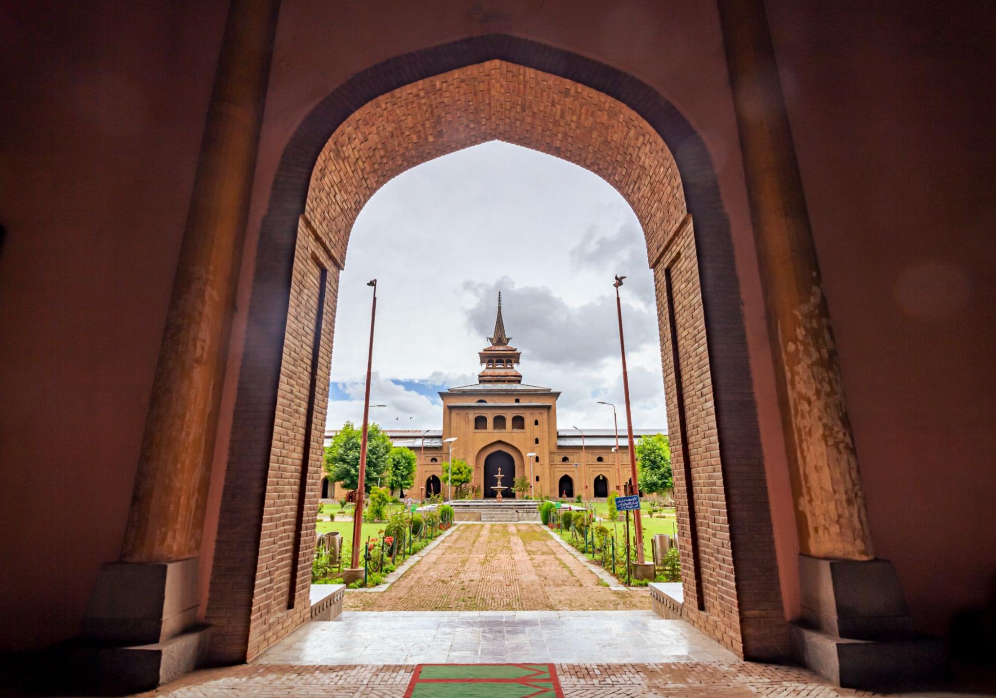 Explore Jamia Masjid Srinagar: A Guide to Its Spiritual Grandeur and Architecture